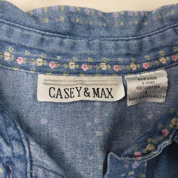 Casey & Max Cotton Denim Floral Button Up Shirt. Short Sleeve Size Large. - Picture 5 of 6